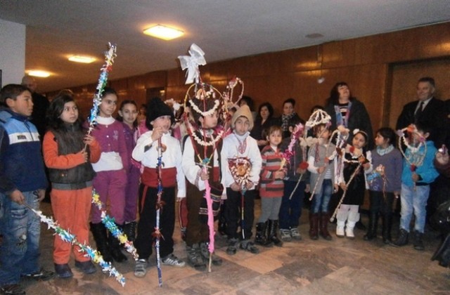 Сурвакарчета посетиха Областна и Общинска администрация