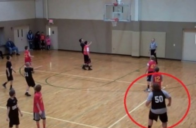 ВИДЕО: Пухкав тийнейджър вкара изумителен кош в последната секунда
