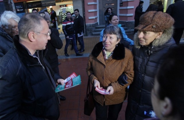 Станишев лично раздаде информационни листовки за референдума