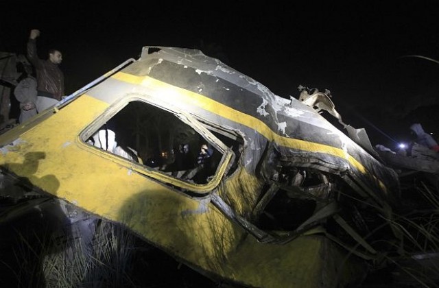 Влак с военнослужещи дерайлира в Египет, 19 загинаха