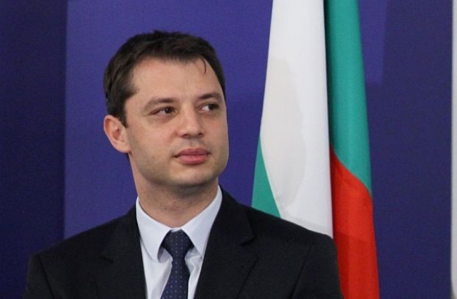 Делян Добрев : Трябва да бъдат съкратени част от служителите  на ВМЗ-Сопот