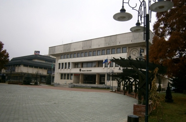 Министър Тотю Младенов открива детска градина в Севлиево