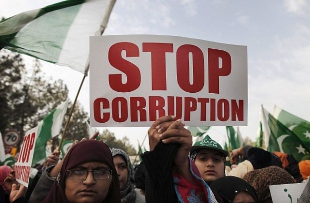 Върховният съд на Пакистан поиска арест за премиера