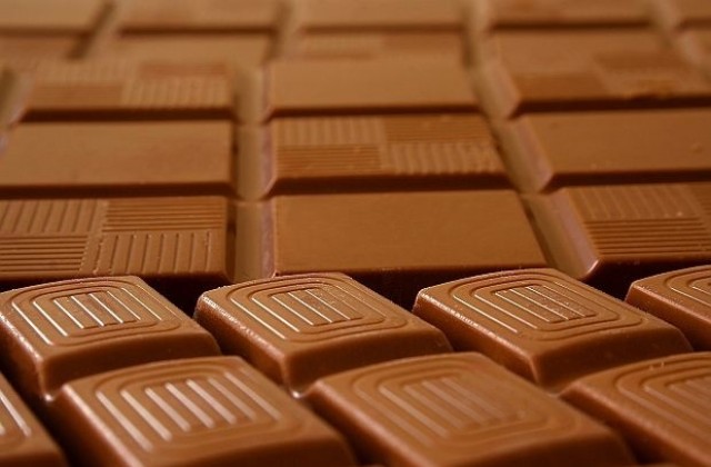 Крадат шоколад от училищна лафка