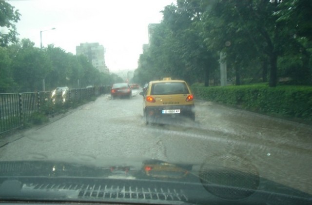 Мокри са пътните настилки в Хасковско