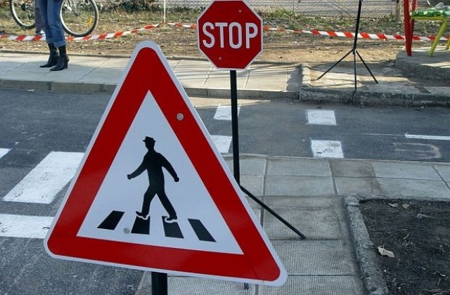 Монтират пътни знаци и оградни пана край училища и детски градини