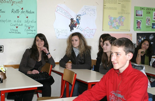 Четири гимназии предлагат прием по нови специалности и професии