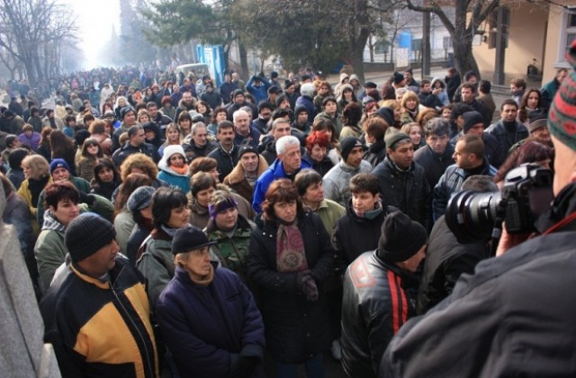 Работничката от ВМЗ продава пръстените си, за да си плати тока