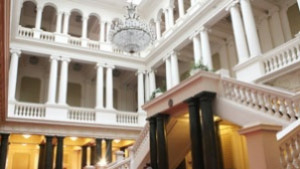 Обществено обсъждане в парламента като отговор на скандала Дюнигейт