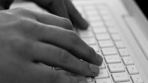 Младите хора се информират предимно от социалните мрежи и блоговете