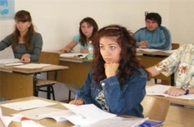 Данъчни служители преподават уроци в седем великотърновски училища