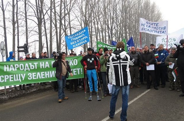 Блокадите в Банско ще продължат до решение на МС