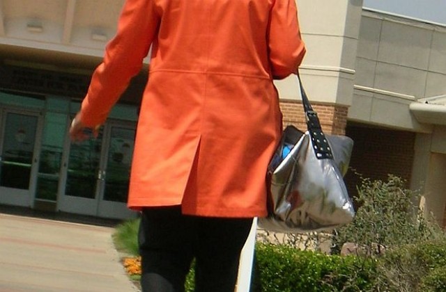 Кажи ми как носиш чантата си, за да ти кажа каква си