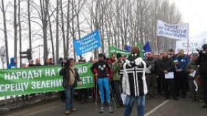 Блокадите в Банско ще продължат до решение на правителството