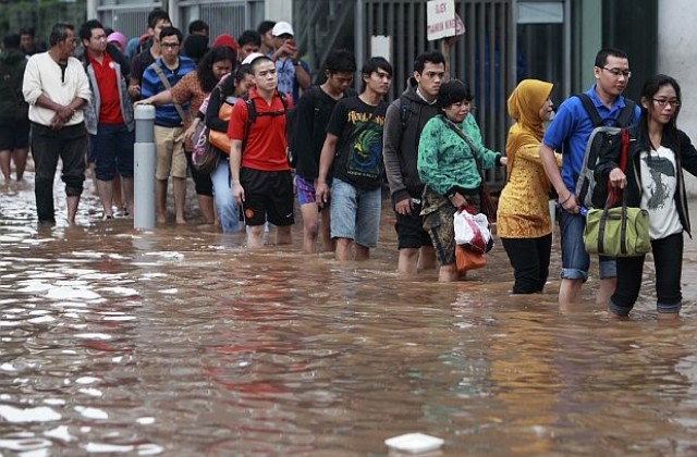Най-малко 11 души са загинали при наводнения в Джакарта