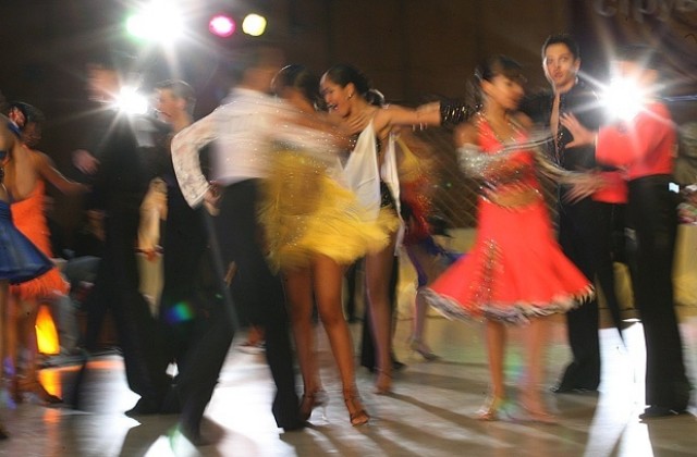 Над 500 танцьори идват за втория рожден ден на UN BESO