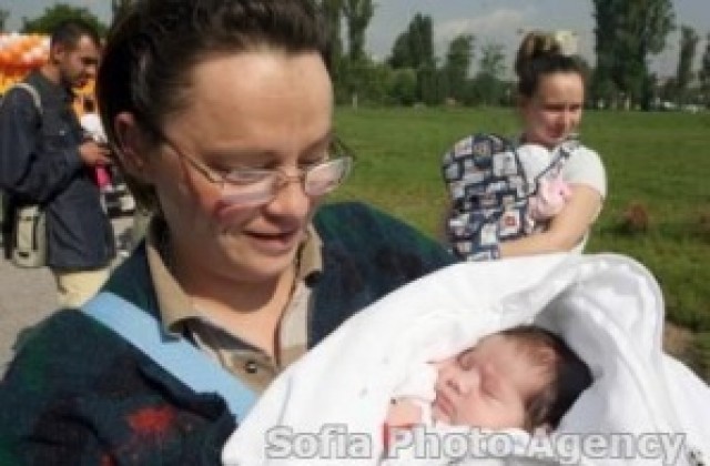 Лекари-музиканти свирят на Бабинден в Лесичери