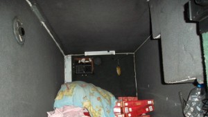 Стюард на международен автобус спи върху възглавница от 1000 кутии