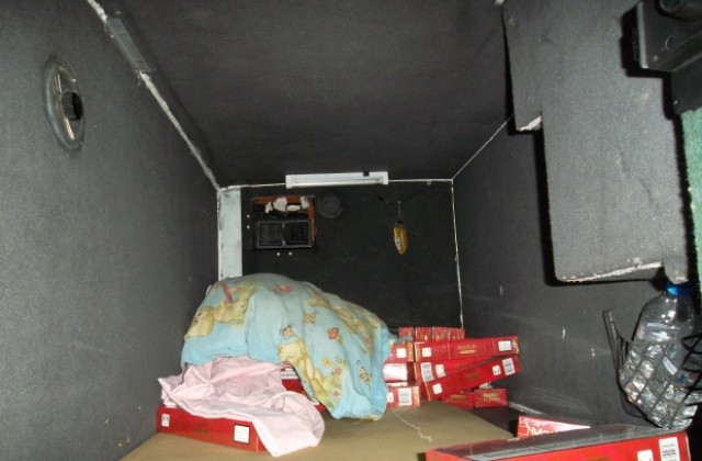 Стюард на международен автобус спи върху “възглавница” от 1000 кутии цигари