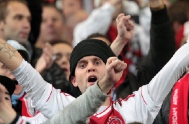 Аякс отнесе глоба от УЕФА заради протест на феновете (СНИМКА)