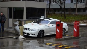 Шофьорка се заби в барака на паркинг във Варна