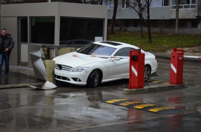 Шофьорка се заби в барака на паркинг във Варна