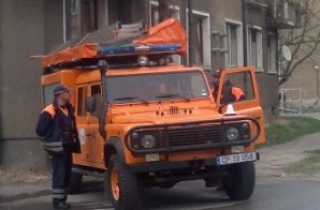 Дърво падна върху автомобил по време на движение