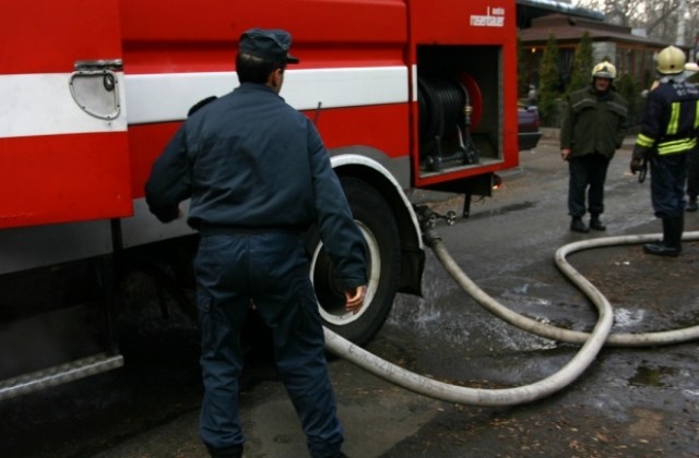 Пожар изпепели три бараки в квартал Асенов, 16 души останаха без дом
