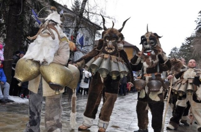 1800 души на Международния карнавал „Старчевата”