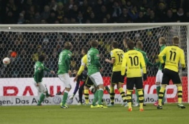 ВИДЕО: Борусия Дортмунд започна 2013-а стряскащо