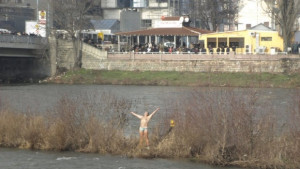 Трима младоженци влизат в реката в Перущица