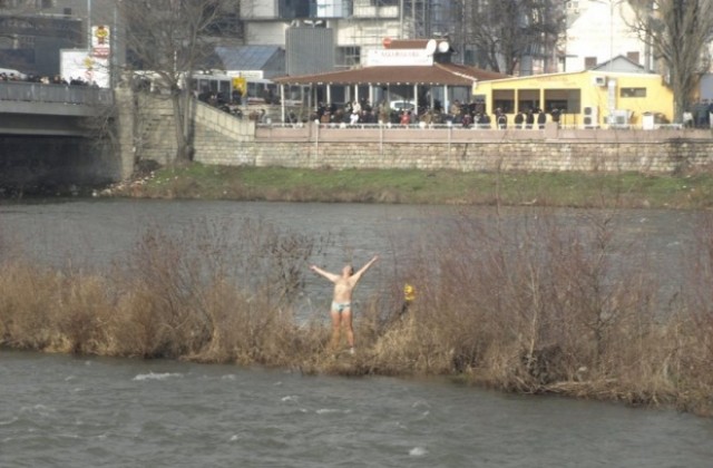 Трима младоженци влизат в реката в Перущица