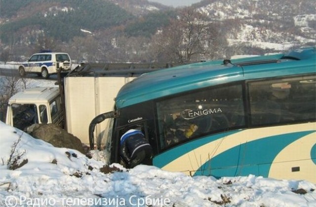 Катастрофа с наш автобус край Пирот, 17 души са ранени