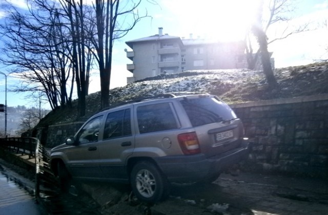 Поредно паркиране на тротоар в Габрово