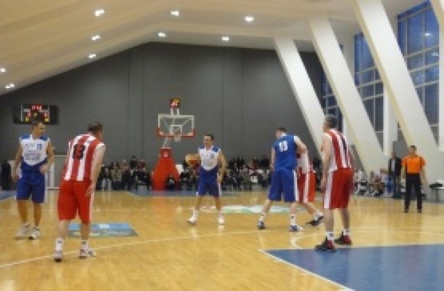 Легендарна среща между ЦСКА и Левски възроди залата на „Армията“