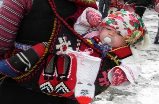 Бабино хоро извиват в Разлог