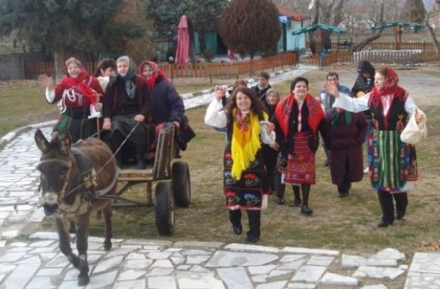 65 майки празнуват заедно Бабин ден в община Струмяни