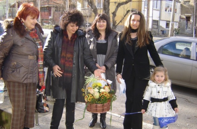 Подаръци за докторите и акушерките в Кюстендил