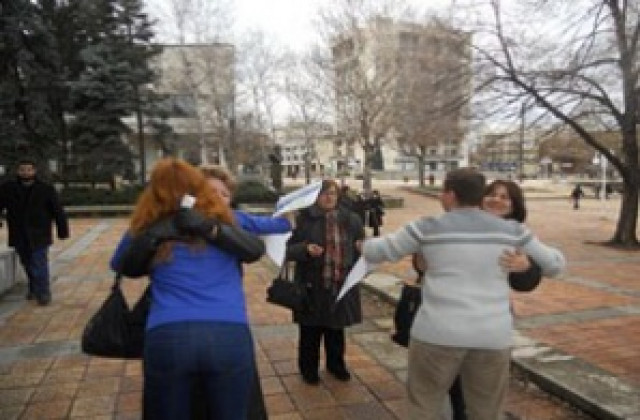 Студенти от ВУМК подариха прегръдки на добричлии