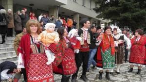 Стотици баби играха на Бабинден в Разлог