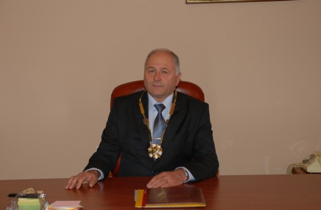 Военният министър награждава кмета на Сливен