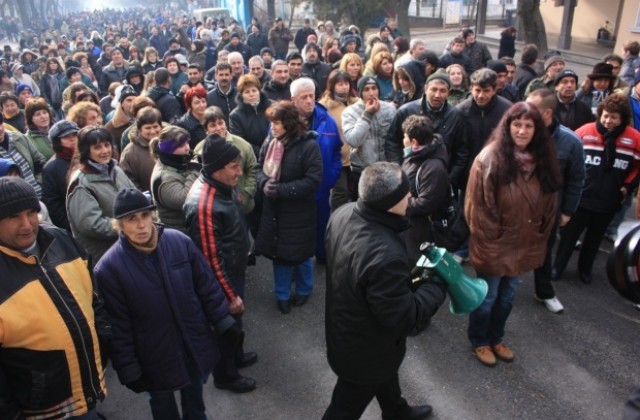 Фондации подпомагат децата на стачкуващите работници във ВМЗ-Сопот