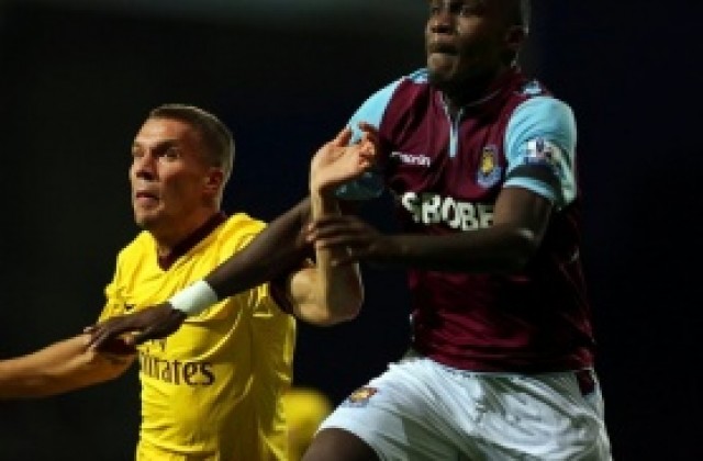 Ги Демел преподписа с Уест Хем