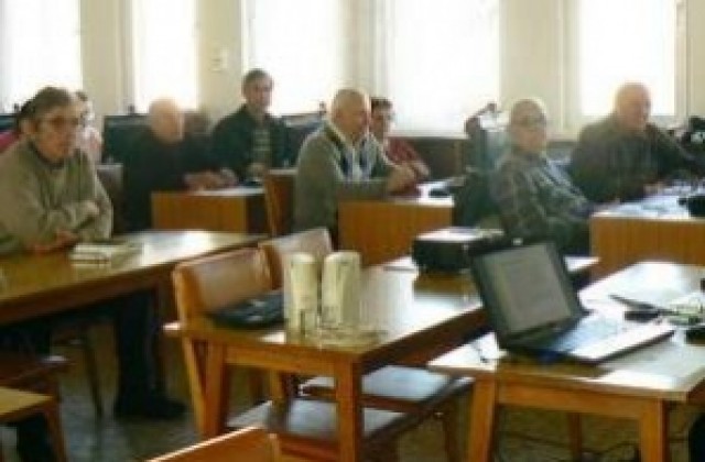 Димитровградски пенсионери овладяват интернет с компютърен курс