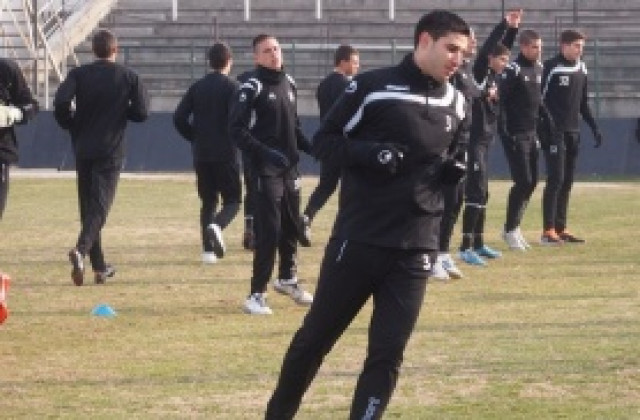 Трима футболисти тренираха на облекчен режим
