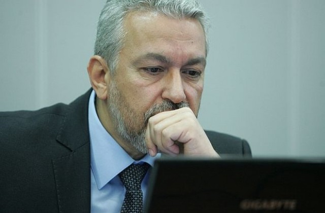 Костов пренарежда кандидат-депутатските листи заради Единство