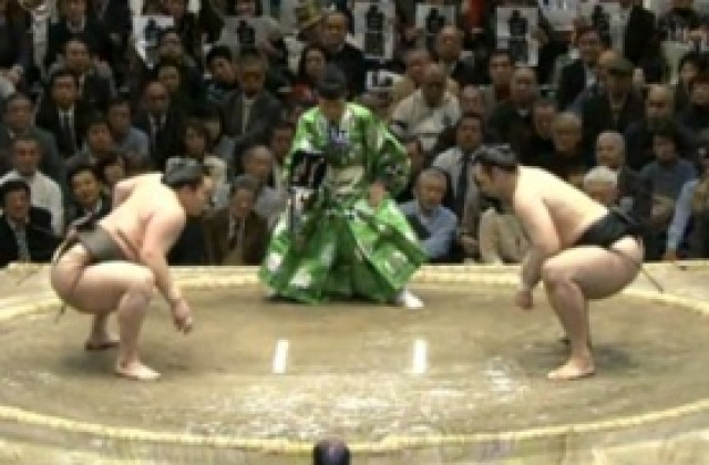 ВИДЕО на победата на Котоошу над „йокодзуна“ Хакухо