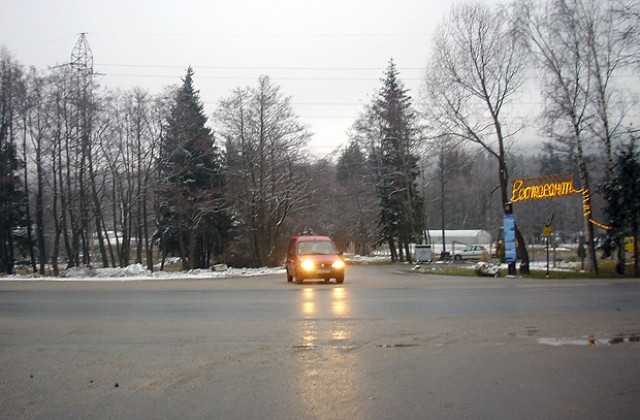 Микробус се преобърна на Предела