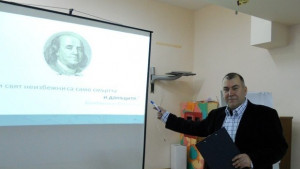 Ученици влизат в час с данъчните