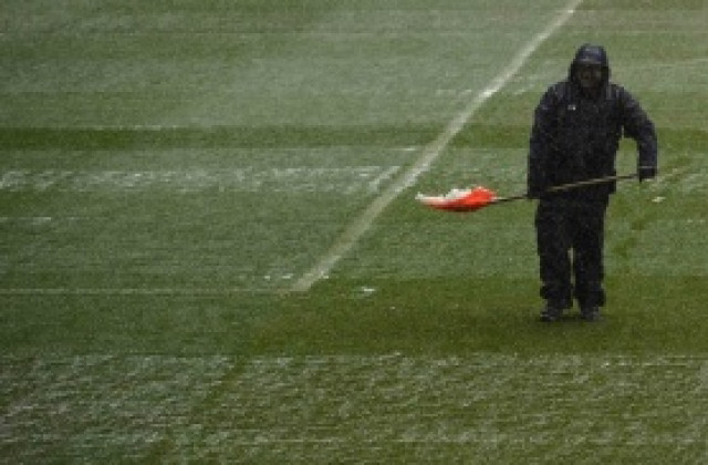 Олдъм търси доброволци за разчистване на снега преди мача с Ливърпул